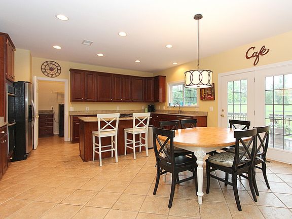 Kitchen & Breakfast Area