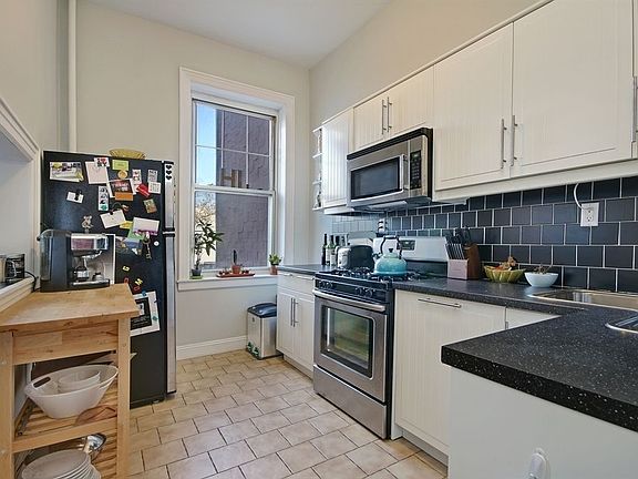 4th image of 725 Metropolitan Ave