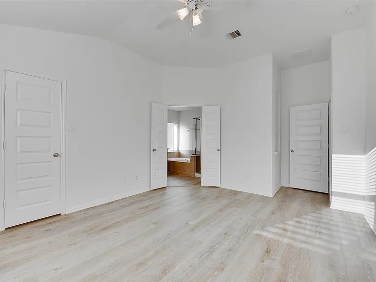 2410 Lakecrest Town Dr — Photo 16