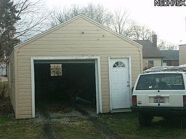 3rd image of 944 Palmetto Ave