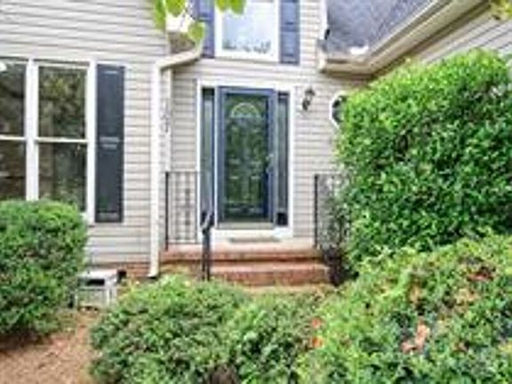 3rd image of 107 Rocky Chase Dr
