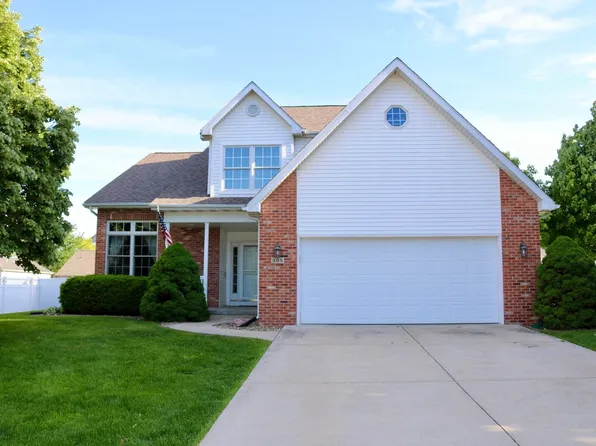 305 Prairieview Dr, Hudson, IL 61748