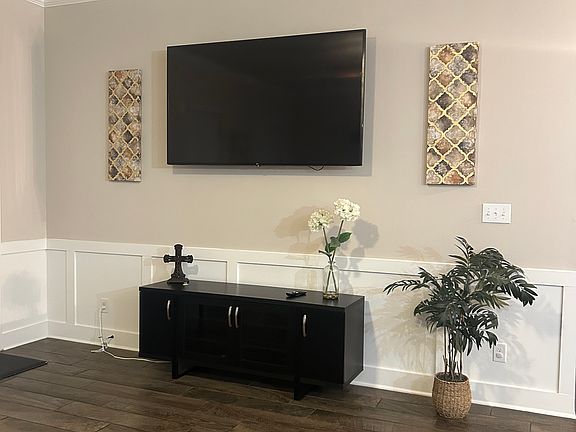 3rd image of 202 Cactus St