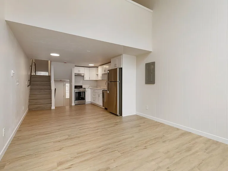 Thunderbird Apartments — Photo 17