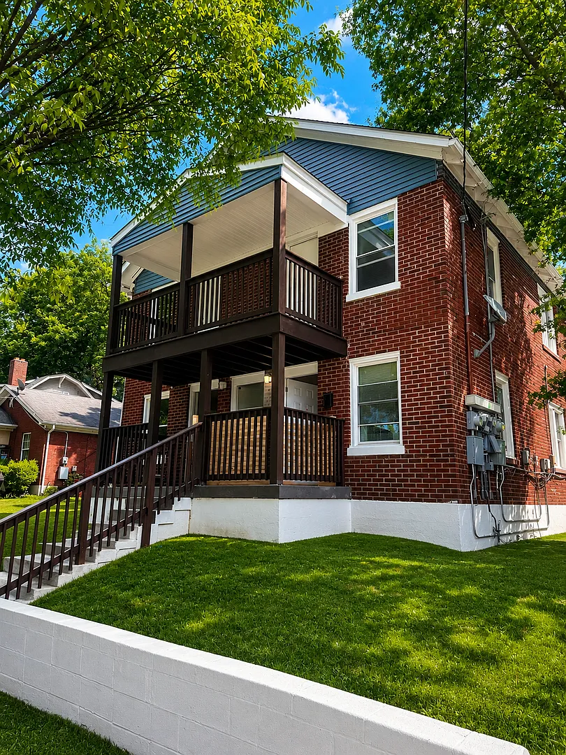 1724 W Ormsby Ave — Photo 1