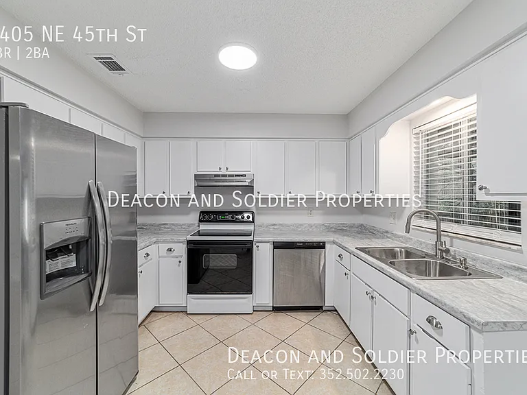 3405 NE 45th St — Photo 10