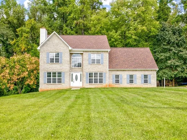 6053 Fairfield Oaks Ln, Pfafftown, NC 27040