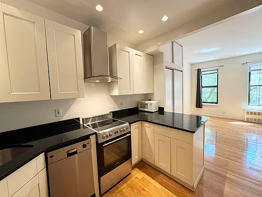 Rented by AZ REALTY NYC LLC | media 4