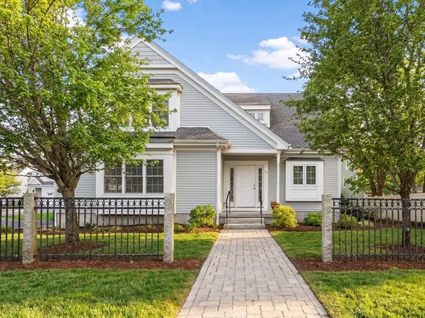 94 North St, Medfield, MA 02052