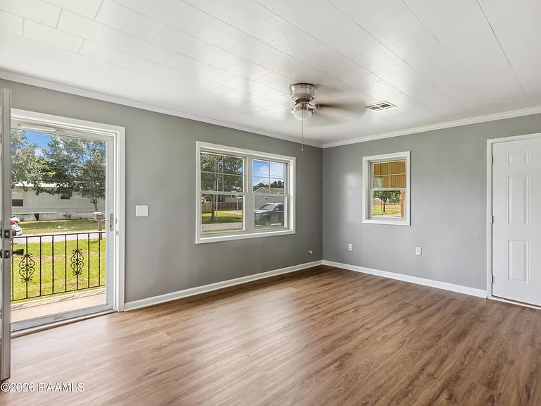 319 W Railroad Ave — Photo 6
