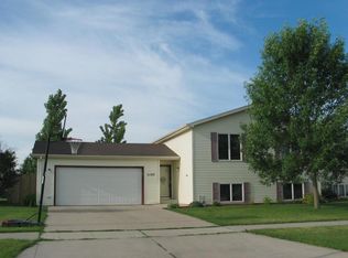 5197 9th Ave N, Grand Forks, ND 58203
