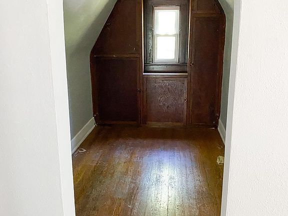 4th image of 511 Evergreen St