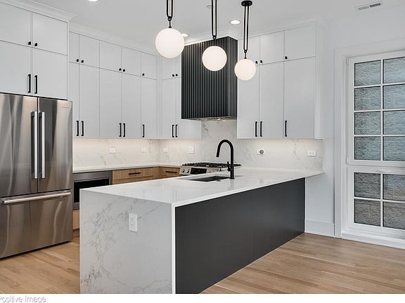 5th image of 1942 W Belmont Ave #3W