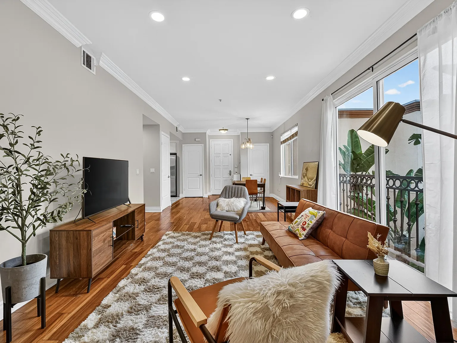 3 bed, 1370 sqft, $4,200 — Photo 4
