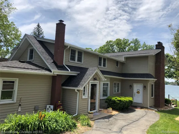 1555 Eason Rd, Waterford, MI 48328