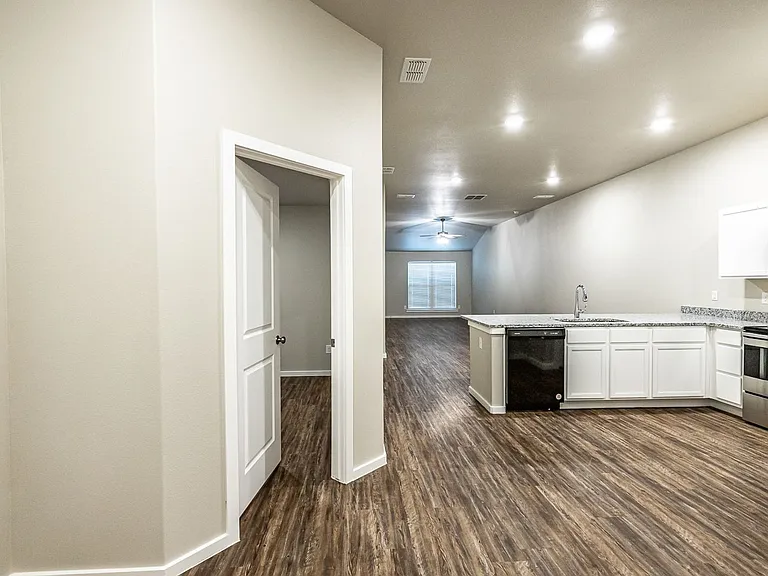 2108 N Avenue K — Photo 2