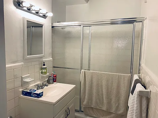 Rented by Luxian International Realty LLC | media 33