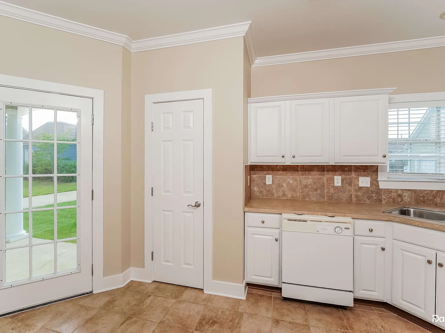 3 bed, 2.5 bath, 2011 sqft, $2,070 — Photo 2