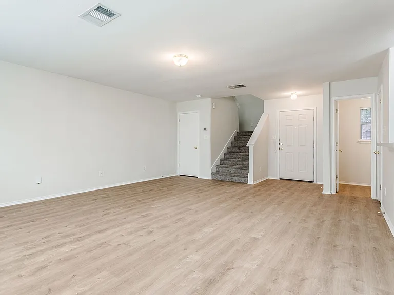 3410 Sherwin Dr — Photo 4