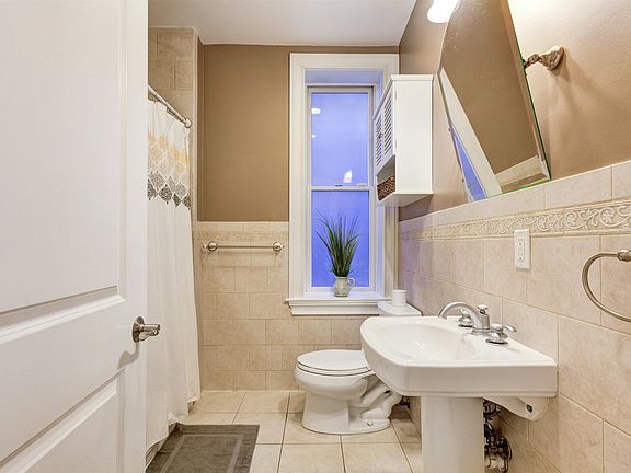 3rd image of 209 Palisade Ave APT 2