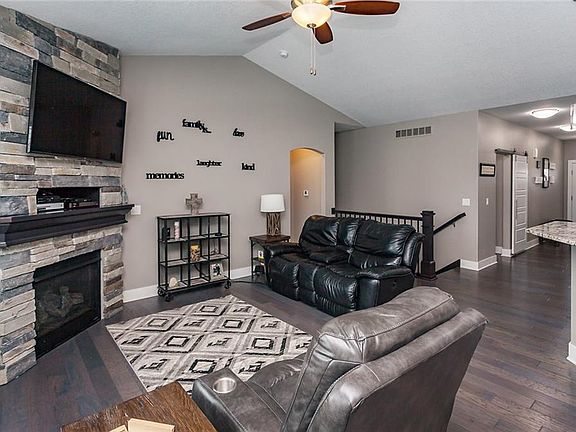 3rd image of 8741 Coachlight Dr