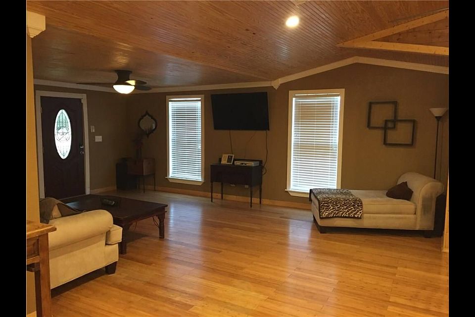 1st image of 305 Ross Ave