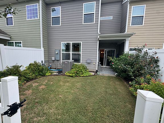 3rd image of 811 Appleby Dr
