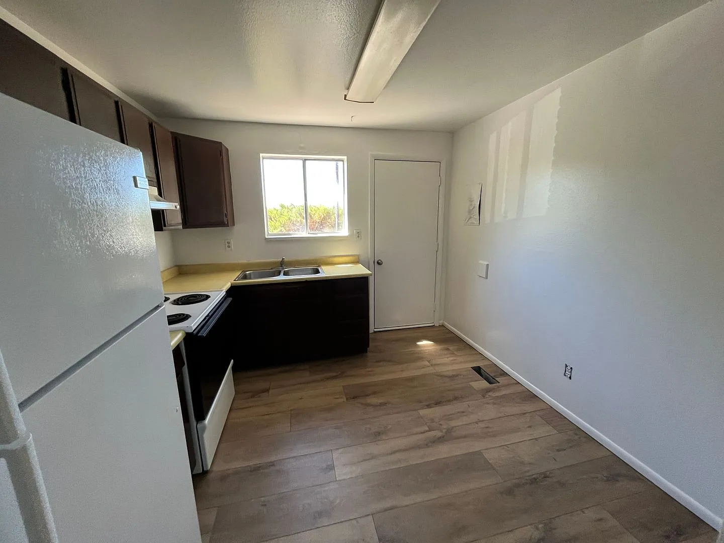 2 bedroom apartment available NOW — Photo 4