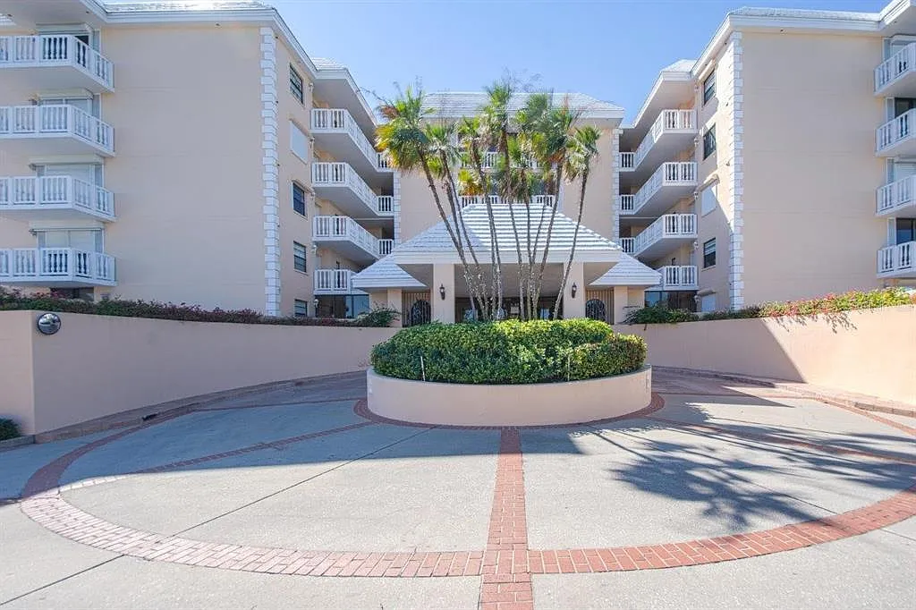 Building Photo - 6500 Sunset Way #321