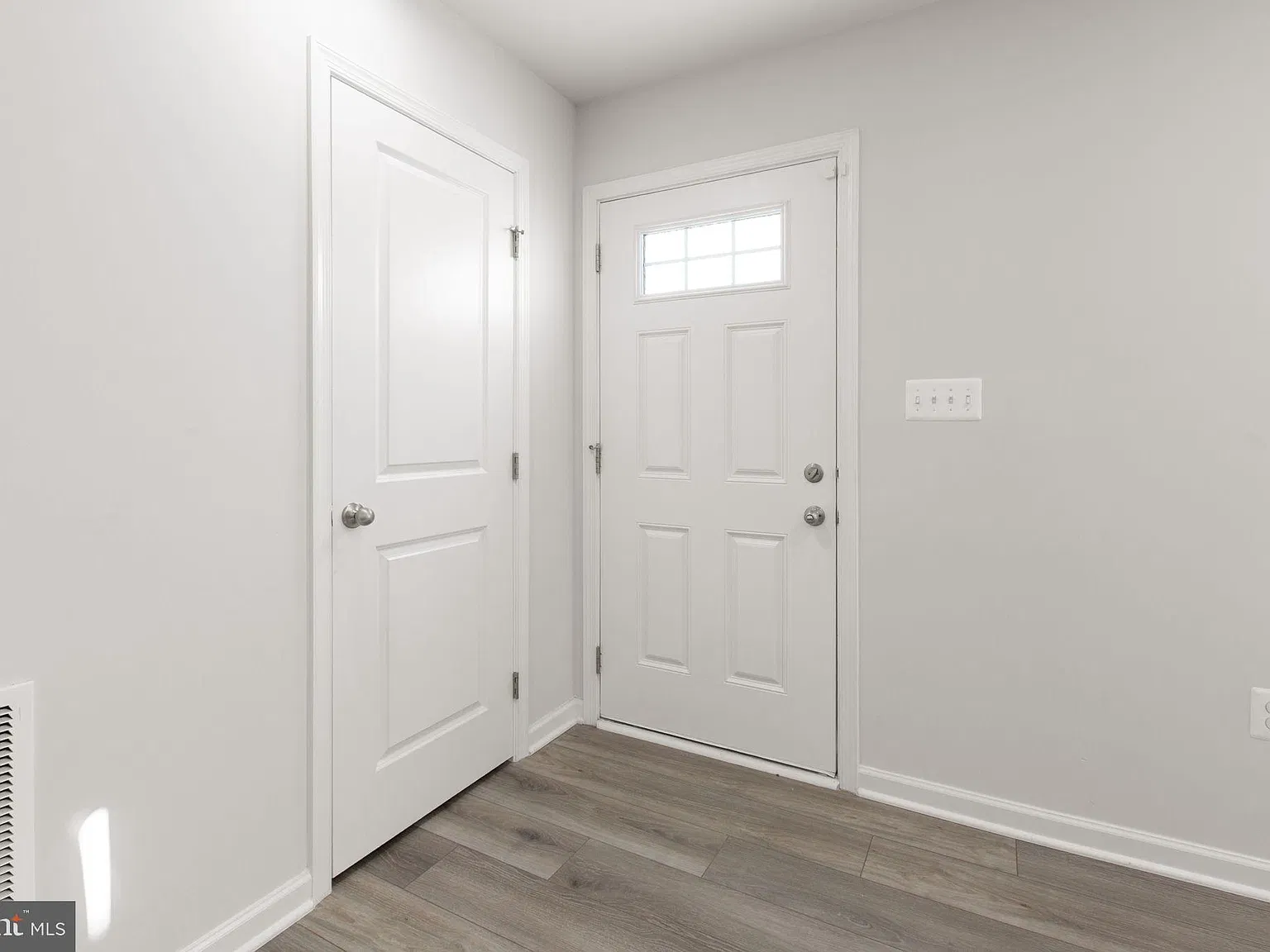 4 bed, 2.5 bath, 2200 sqft, $3,200 — Photo 2