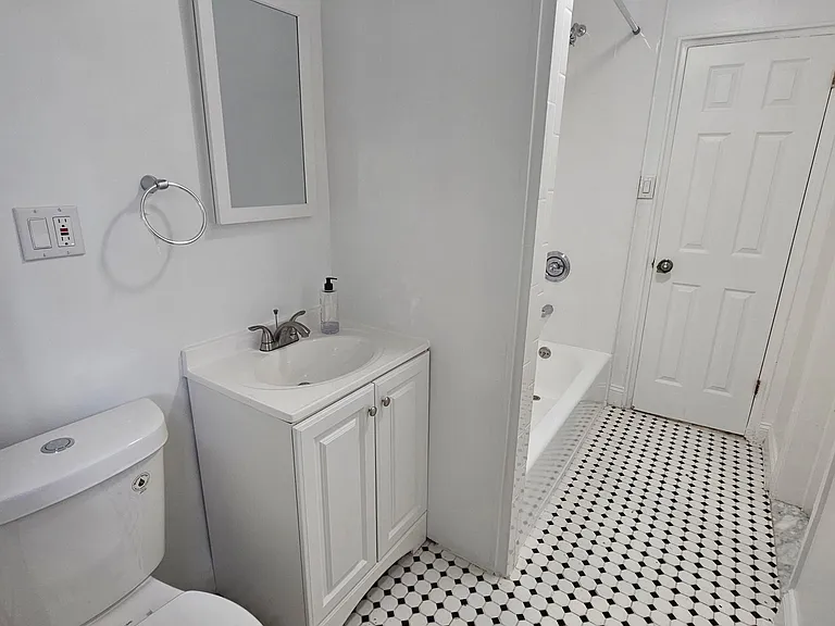 1214 Pelham Pkwy S #CAN — Photo 2