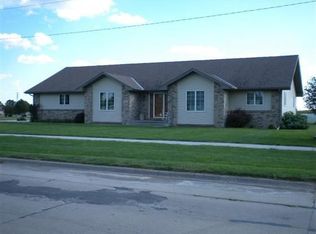 1403 7th St, Gibbon, NE 68840