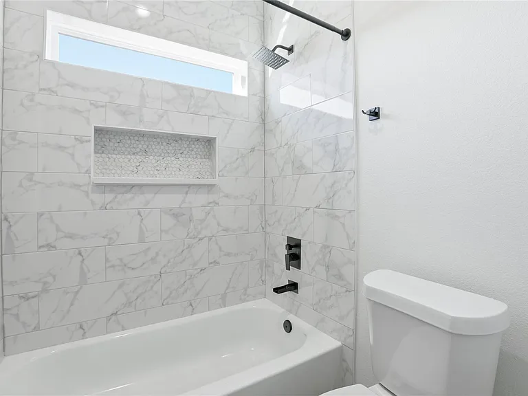 712 Delano St #A — Photo 23
