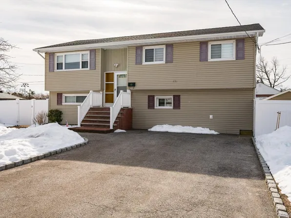 231 3rd Street, Lindenhurst, NY 11757