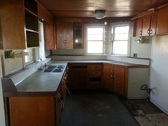 4th image of 1818 E Hively Ave