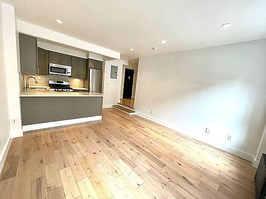 4th image of 361 E 50th St APT 2D