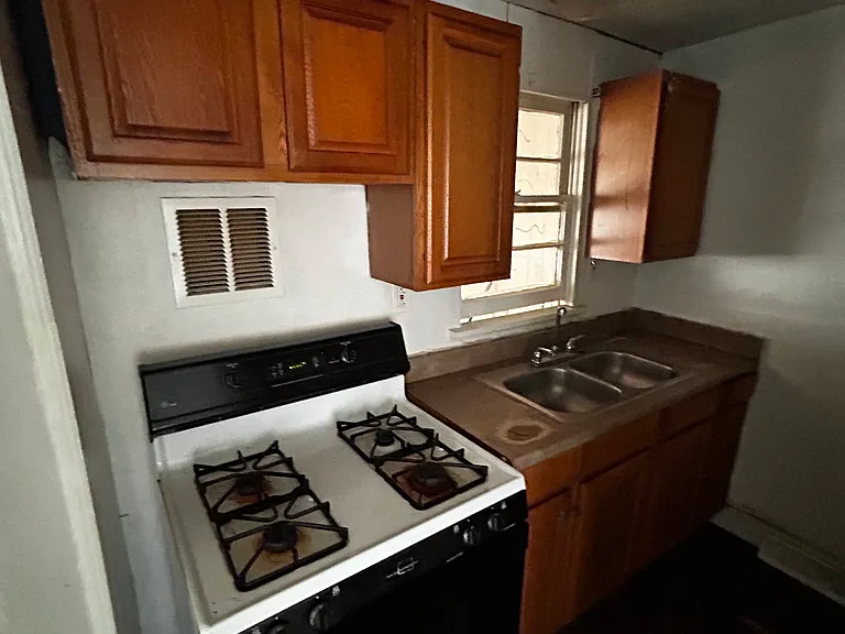 313 Green St — Photo 5