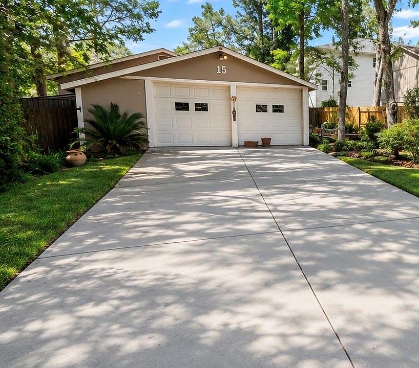 1st image of 15 Gambrel Oak Pl