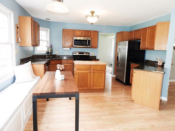 3rd image of 8914 Knollwood Dr