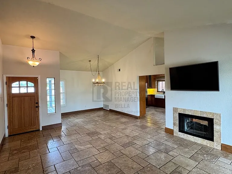 16517 Mountain St — Photo 3