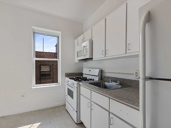 3rd image of 514 W 213th St #B5