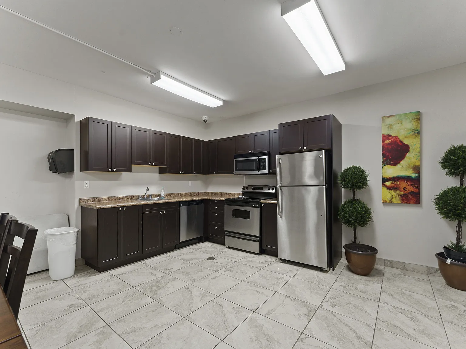 Granada Apartments — Photo 1