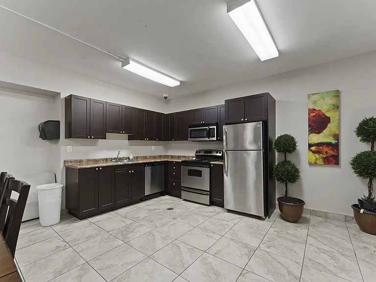 274 Giles Blvd W — Photo 1
