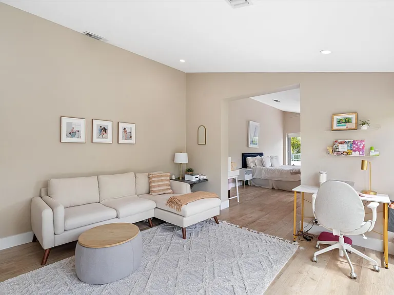1509 NE 4th Pl — Photo 10