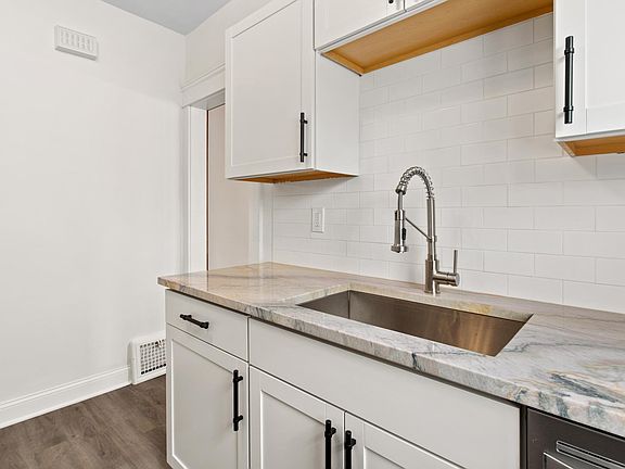 Quartzite Stone & Subway Backsplash