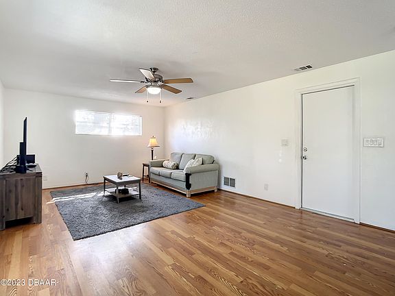 4th image of 108 Stratford Sq