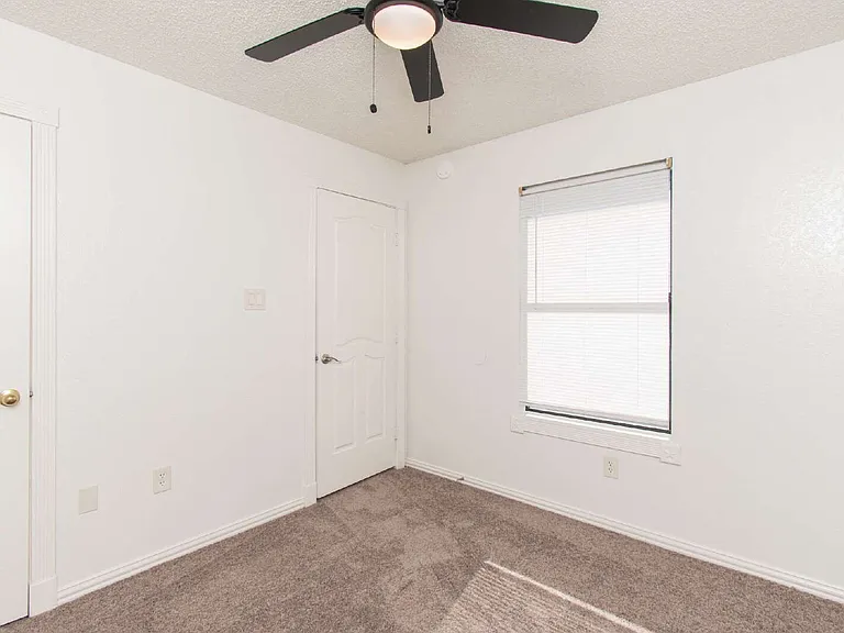 2104 Corona Dr — Photo 10