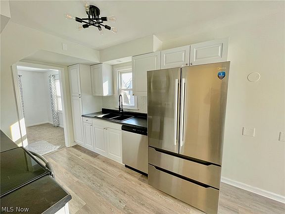 4th image of 232 Hawthorne St