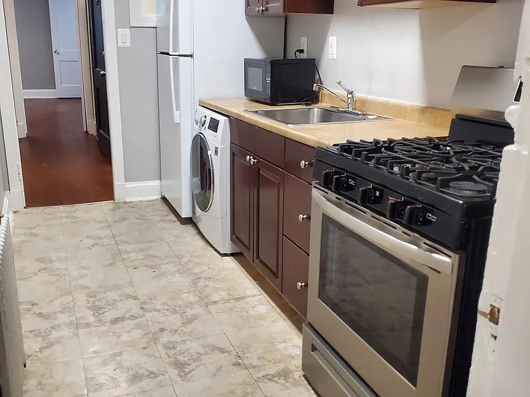 1822 C St SE #4 — Photo 1