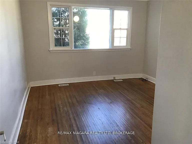 3 Greenlaw Pl #MAIN FLOOR — Photo 6